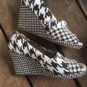 Toms Shoes - Houndstooth Tom's wedges Toms Shoes - Houndstooth Tom's wedges